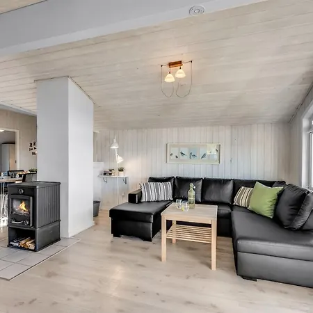 Jaana - 10m From The Sea By Interhome Blavand